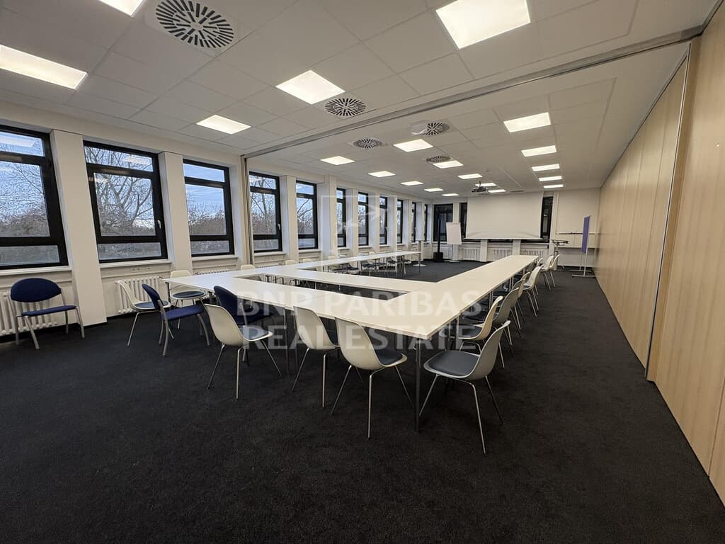 Büroflächen mit Mehrwert: Konferenzräume & Kantine in Köln-Poll