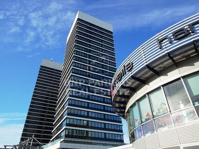 Moderne Büroflächen mit Blick über Hamburg
