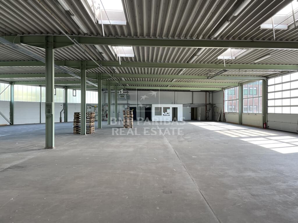 ca. 1.375 m² Lagerfläche mit angrenzendem Bürogebäude