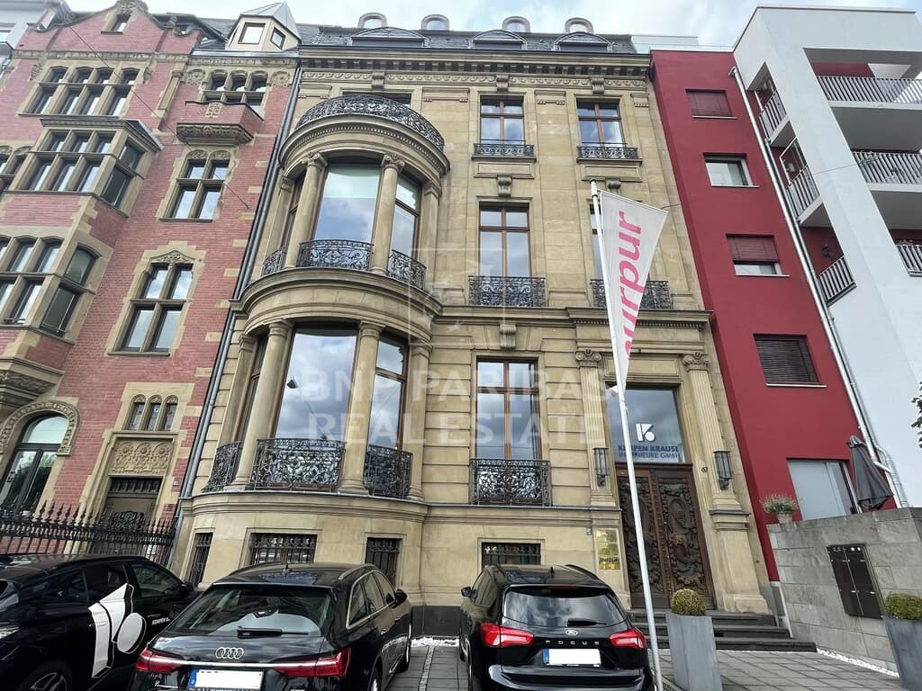 Extravagante Büroflächen mit Rheinblick