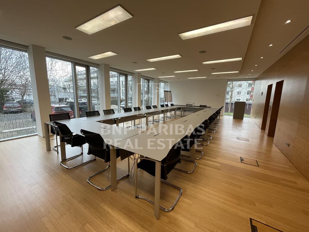 Hochwertig ausgestattete Bürofläche mit Domblick!