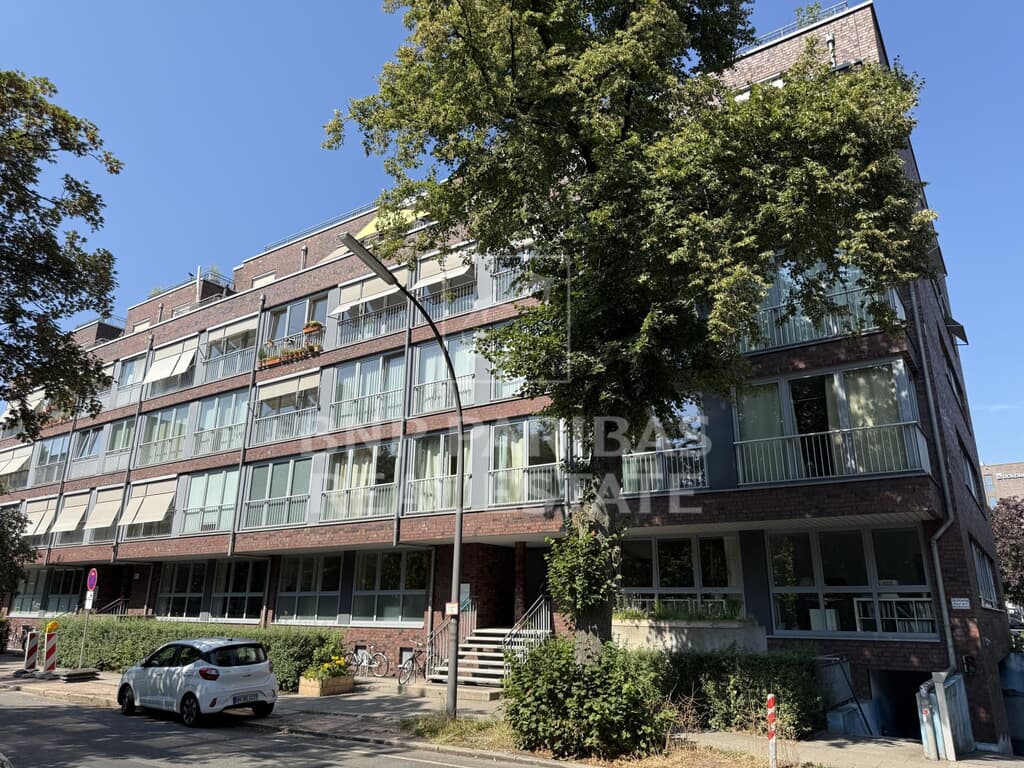 Moderne Büroflächen mit direktem Kanalblick