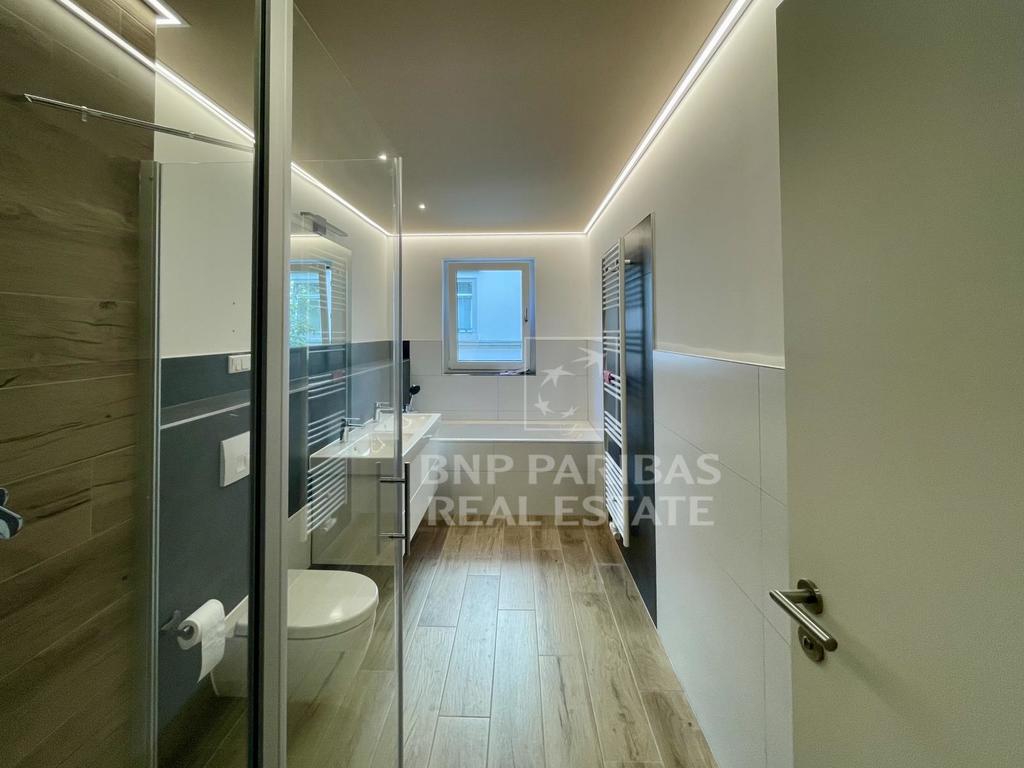 Bad mit Wanne und Dusche