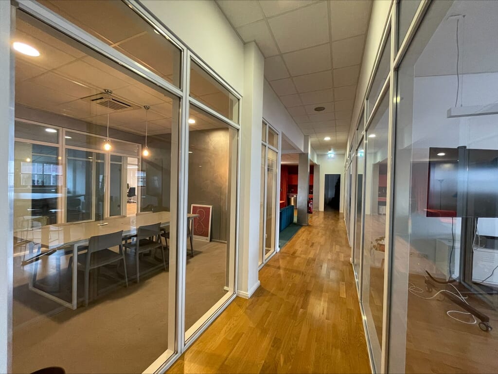 Office im charmanten Fabrikgebäude mit moderner Ausstattung