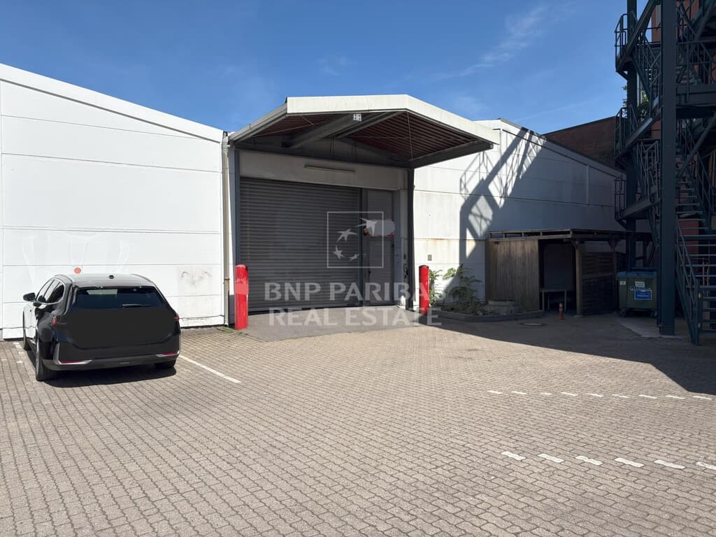 ca. 480 m² große Lagerhalle + ca. 270 m² Bürofläche in zentraler Lage