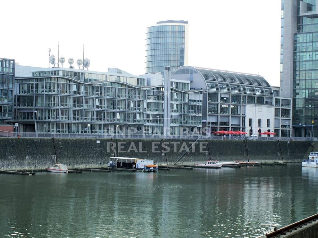 Arbeiten mit Blick auf das Hafenbecken - kurze Laufzeit möglich!