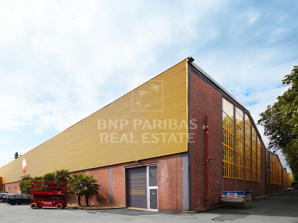 Hallenflächen nahe Flughafen