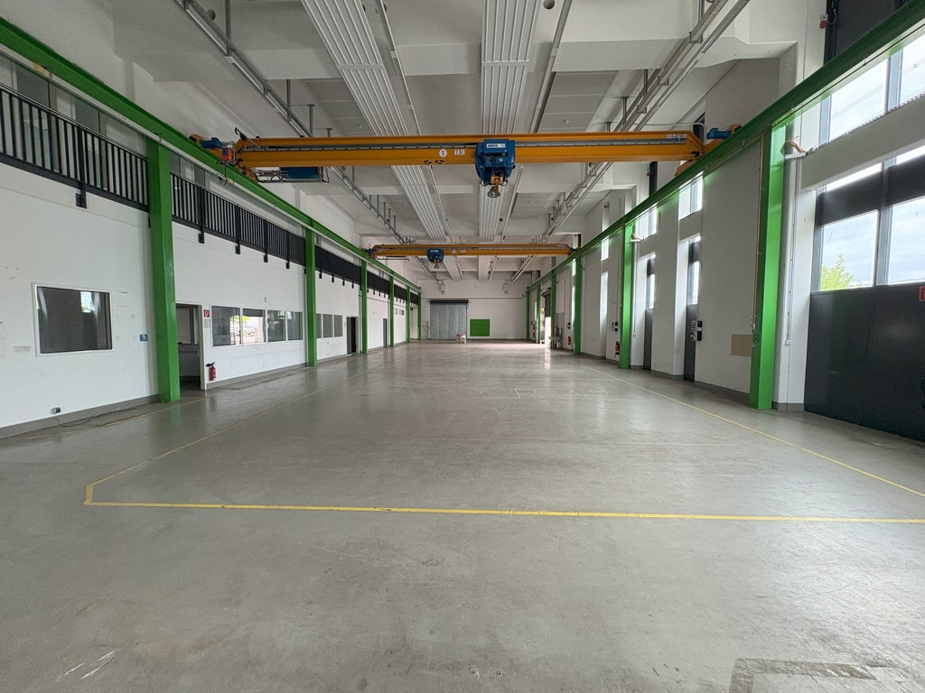 Moderne Produktionsfläche mit mehreren Kranbahnen