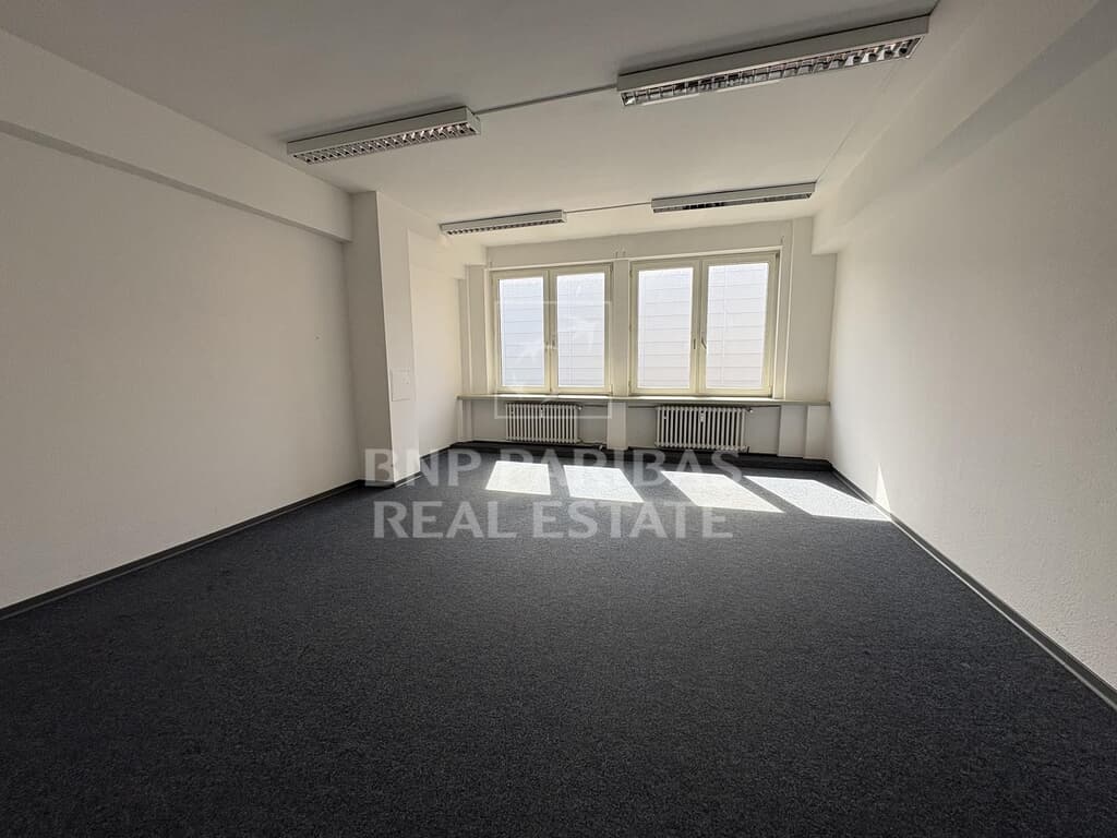 Kreatives Bürogebäude mit Lagermöglichkeiten in der Nähe der Ford-Werke