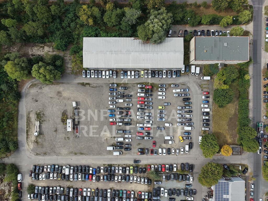 Luftbild - Freifläche mit Halle