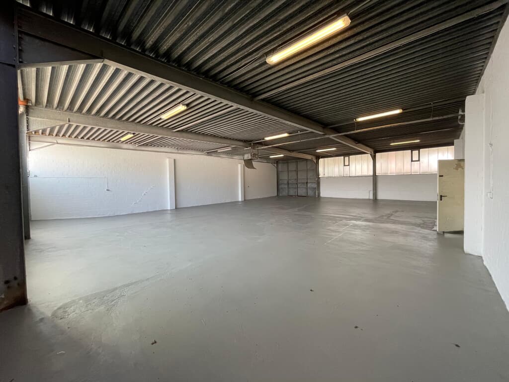 Lagerhalle mit Außenfläche und Büro