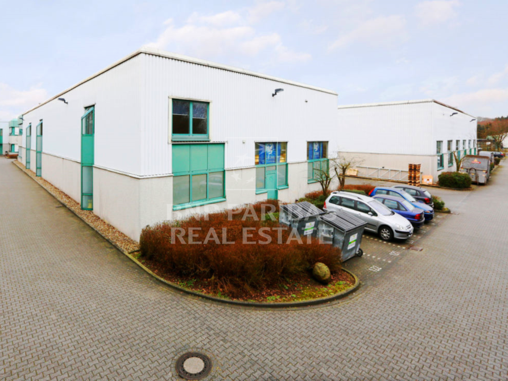 FUNKTIONALE HALLENFLÄCHEN IM GEWERBEPARK